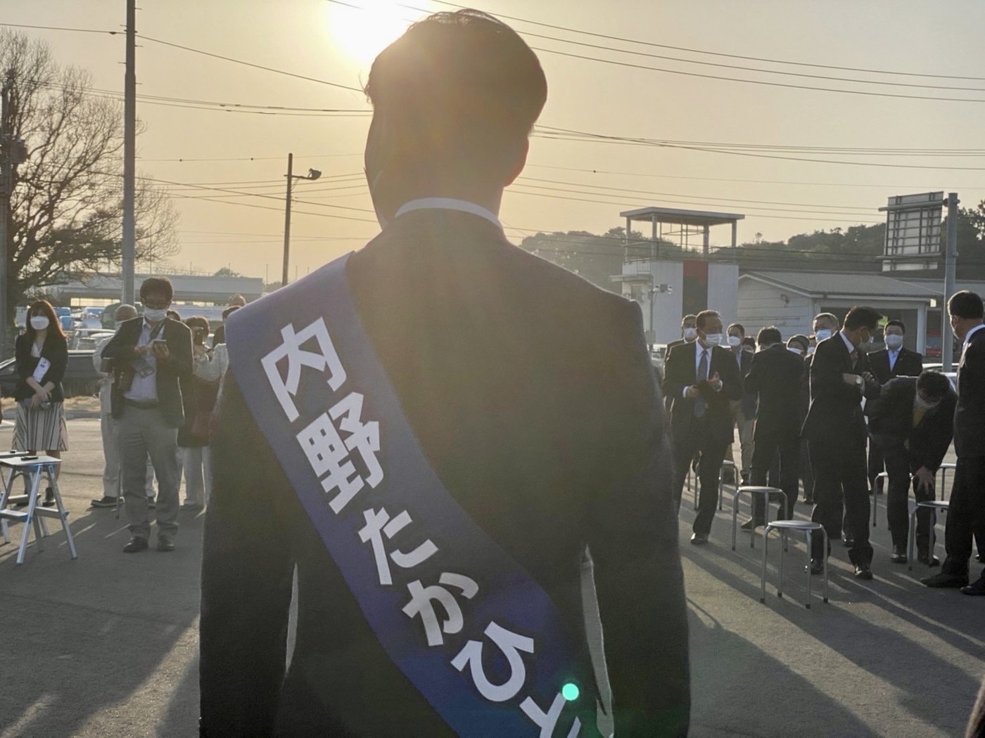 街頭に立つ内野たかひと