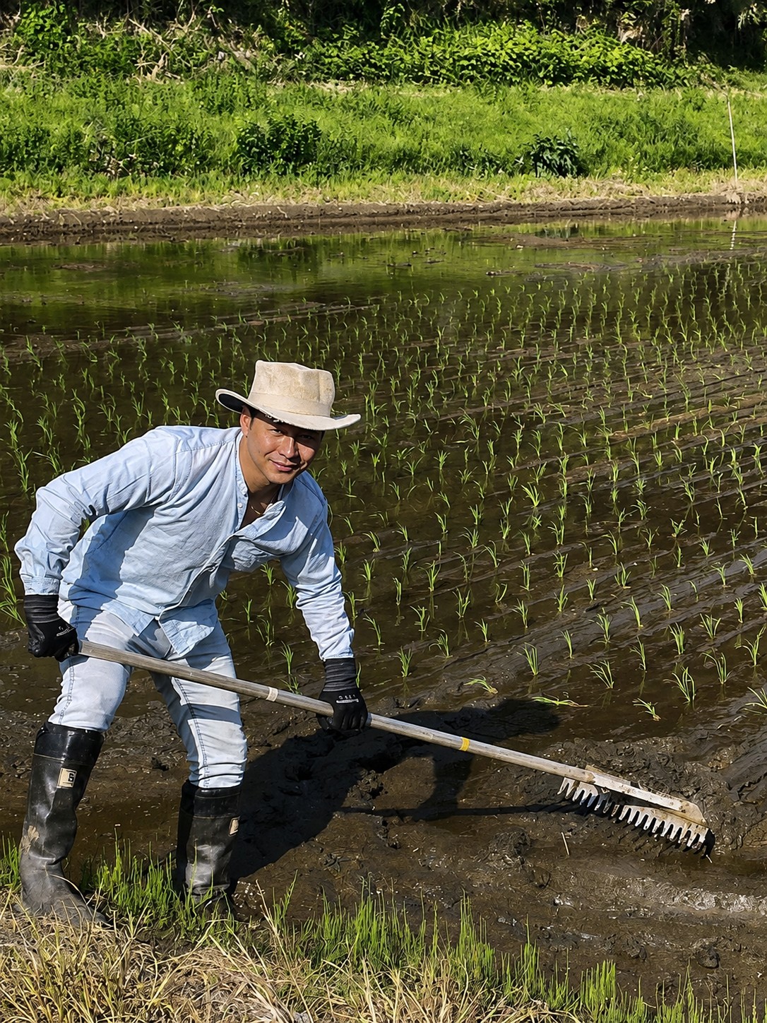田植えの現場に立つ内野たかひと